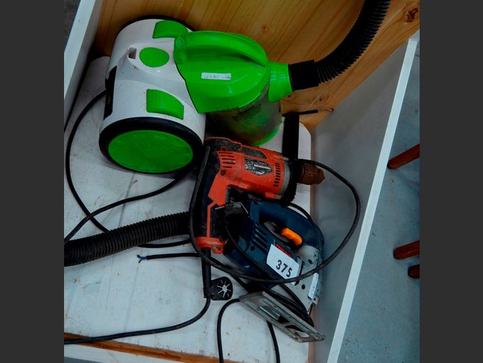 ZOOM VACUUM CLEANER, RYOBI JIGSAW & A MAKTEC DRILL [Switch on, untested further]