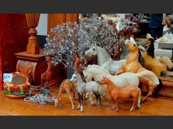 WIRE GEMTREE, PLASTIC HORSES, etc