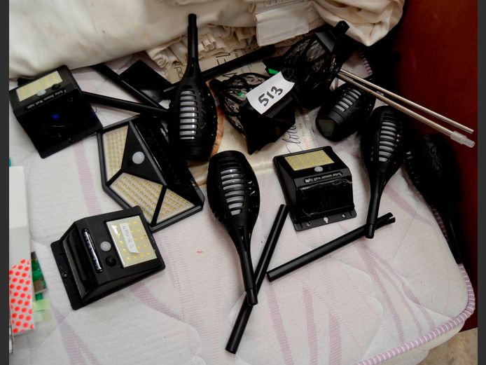 LOT: SOLAR GARDEN LIGHTS [Untested, Condition unknown]