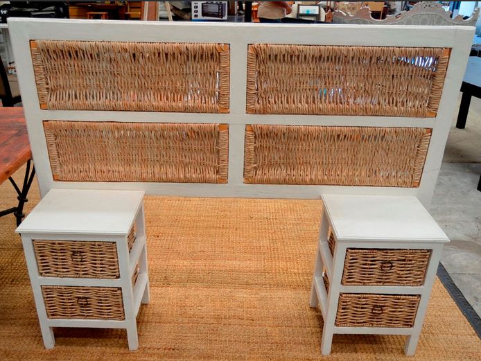 WHITE PAINTED DOUBLE HEADBOARD WITH WOVEN SEAGRASS DETAIL & PAIR MATCHING 2 WICKER DRAWER BEDSIDE PEDESTALS, 42 x 36 x 60cm