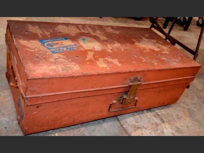 BROWN METAL TRUNK, 90 x 46 x 32cm