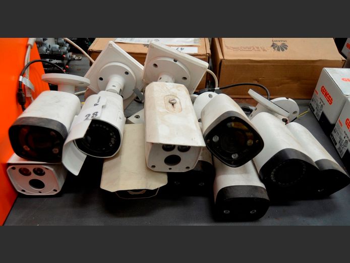 LOT: 11 x SURVEILLANCE CAMERAS [Untested]