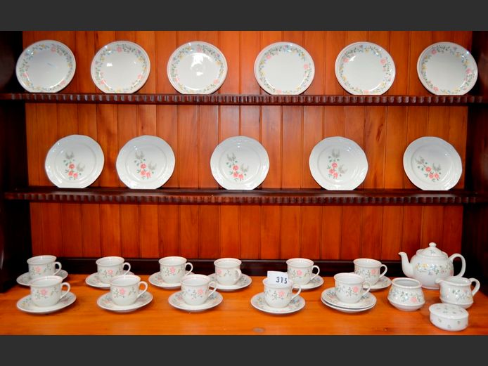 BIGGIE BEST 41-PIECE PART BREAKFAST SET & 5 x LA ROCHELLE SIDE PLATES