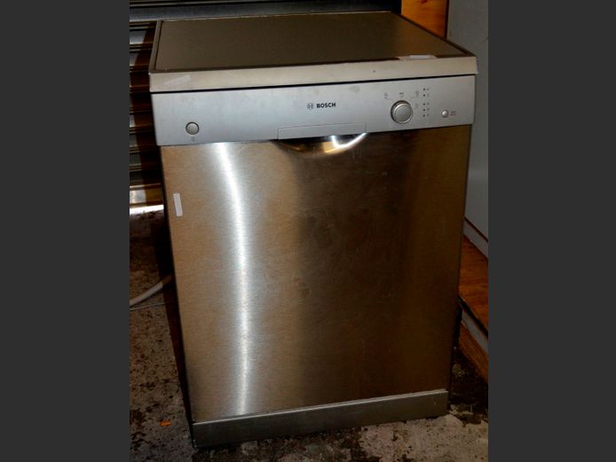 BOSCH STAINLESS STEEL FRONT DISHWASHER [Switches on, untested further]