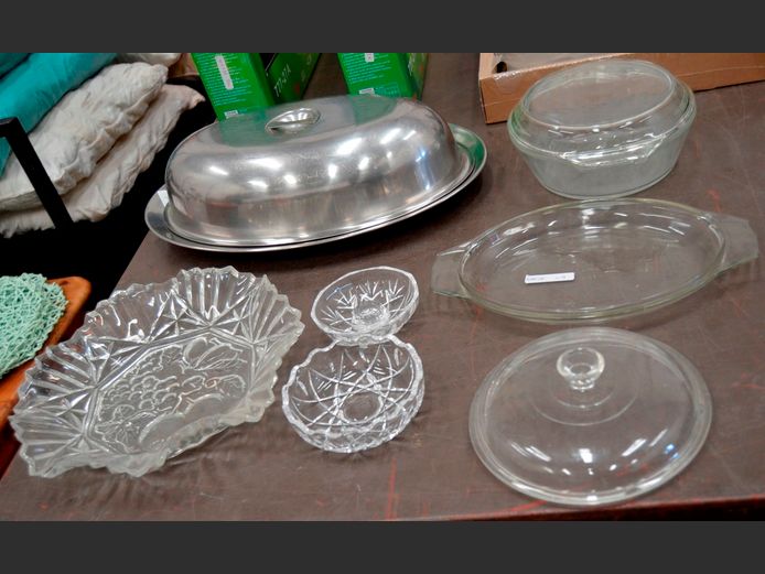 OVAL STAINLESS STEEL SERVING DISH WITH LID, PYREX CASSEROLE WITH LID, etc [4,8]