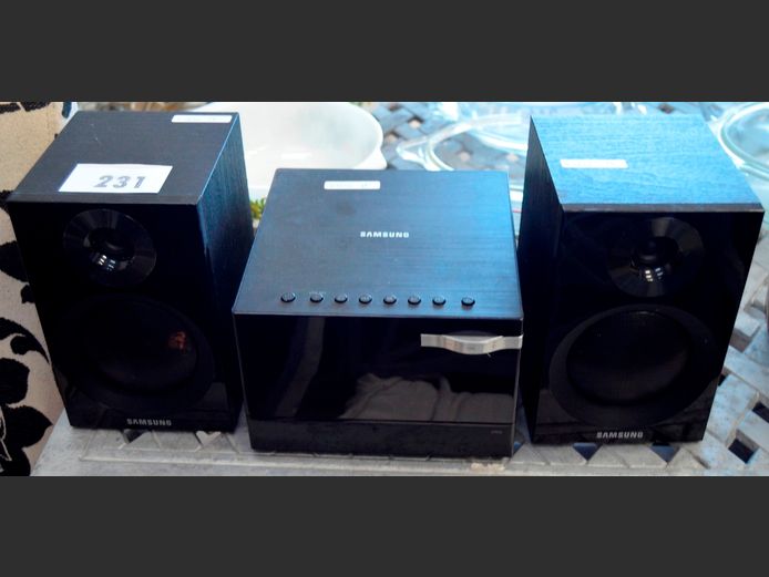 SAMSUNG MICRO HI-FI WITH PAIR SPEAKERS [Switches on, untested further]