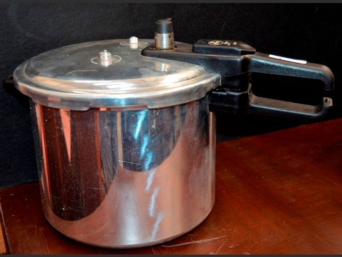 ESSENTIALS PRESSURE COOKER