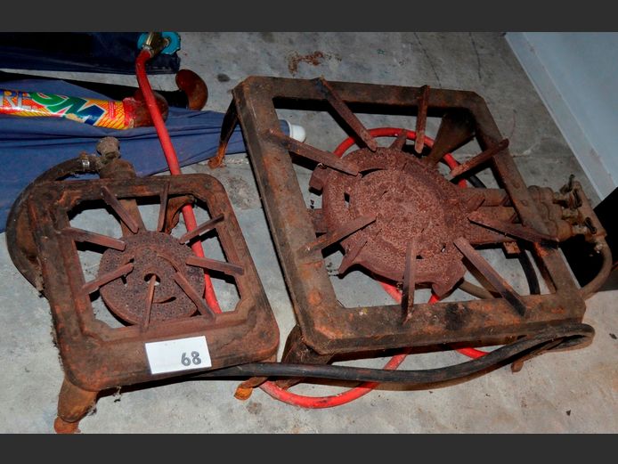 LOT: 2 x CAST IRON SINGLE BURNER COOKERS, 44 x 44 x 18cm & 30 x 30 x 13cm [Rusty]