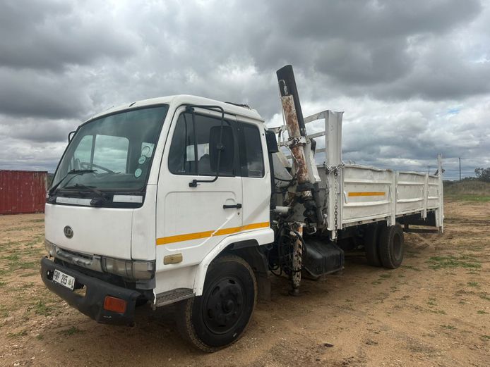 Nissan UD79 Dropside + PESCI Crane