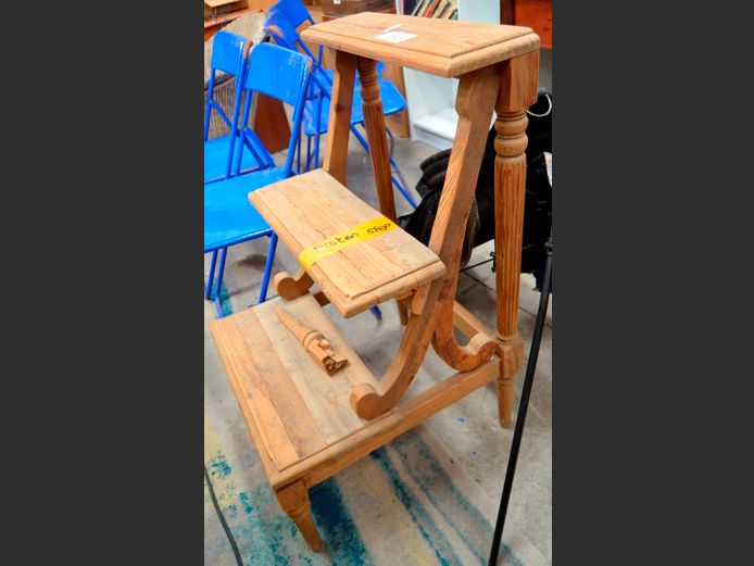 OAK LIBRARY LADDER [1 step in need of repairs]