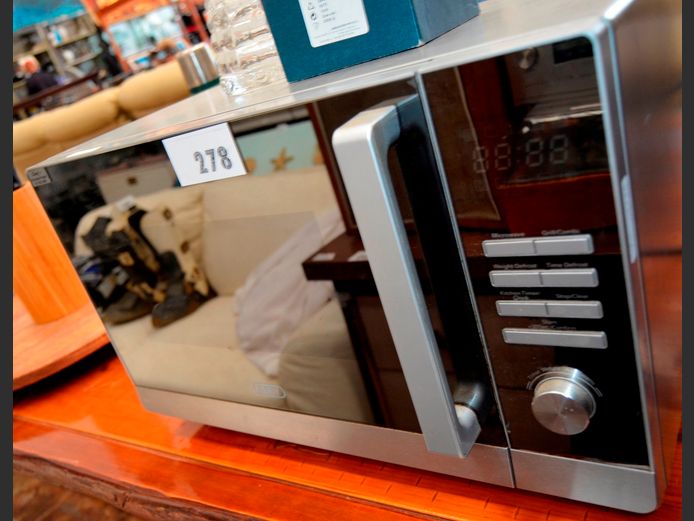 DEFY METALLIC FINISH MANUAL MICROWAVE [Faulty]