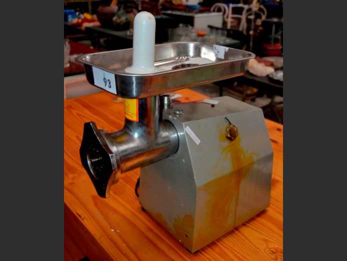 INDUSTRIAL MEAT MINCER [Switches on, untested further]