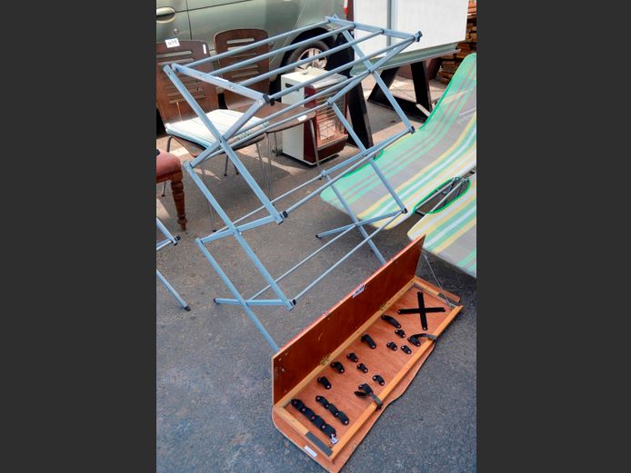 CAMPING FOLD-OUT TRAY & METAL CLOTHES HORSE, 100 x 35cm