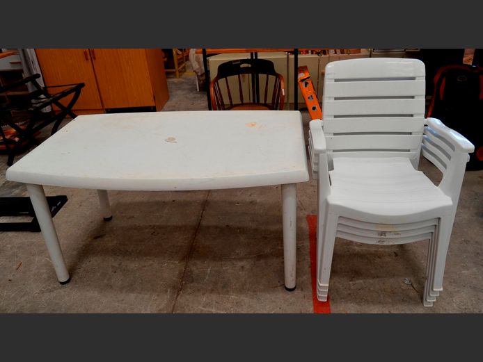 WHITE PLASTIC PATIO TABLE WITH 4 MATCHING CHAIRS, 132 x 82 x 70cm