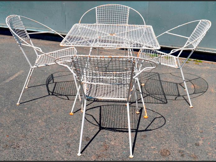 MID-CENTURY METAL MESH PATIO TABLE WITH 4 MATCHING CHAIRS, 77 x 77 x 63cm [Some rust]