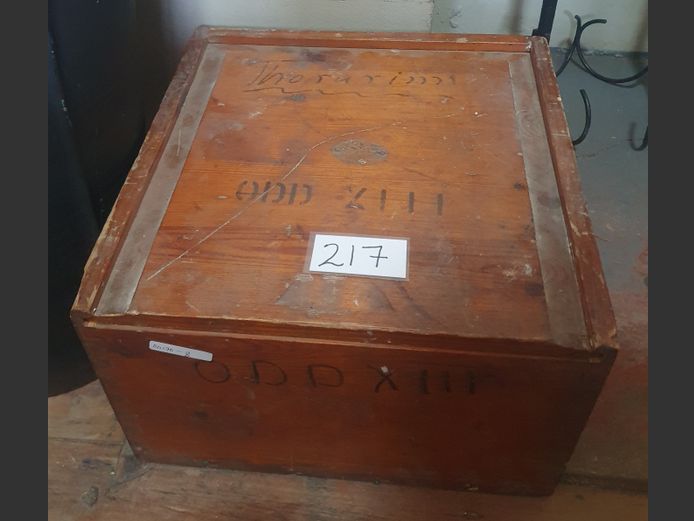VINTAGE WOODEN CRATE WITH LID