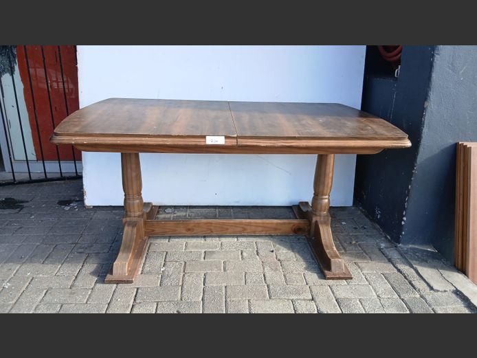 Extendable diningroom table