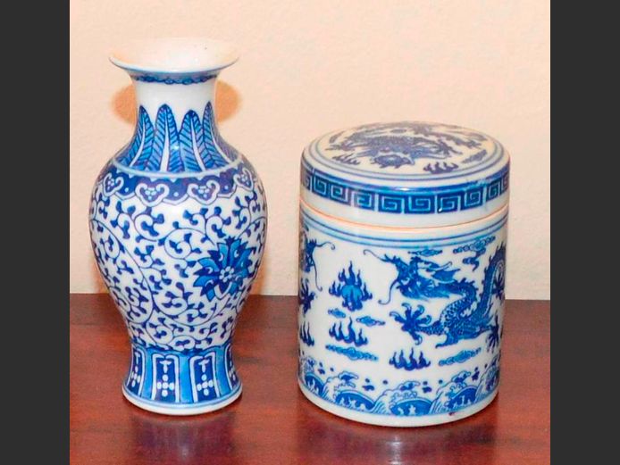 CHINESE BLUE & WHITE VASE, 15.5cm High, & A SMALL POT WITH LID, 8cm Diameter x 10cm High