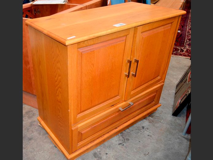 OAK SINGLE DRAWER, 2-DOOR TV CABINET, 99 x 47 x 88cm