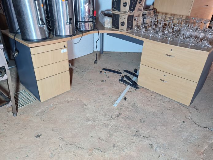 FILING CABINET AND DESK