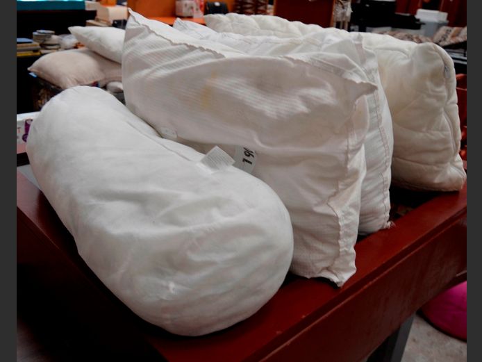 LOT: BOLSTER CUSHION & STANDARD PILLOWS