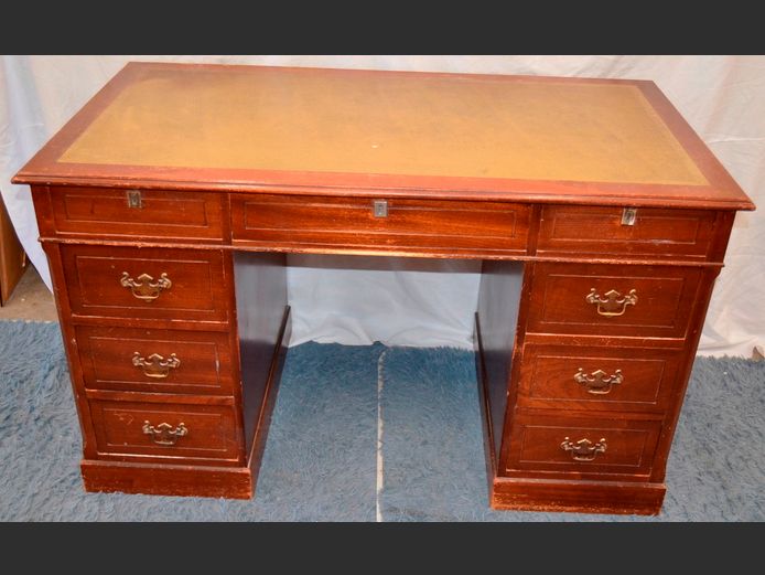 MAHOGANY & BROWN LEATHER INLAID 9-DRAWER DESK, 130 x 71 x 77cm [In need of restoration]