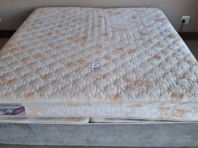 Kingsize bed base and mattrass