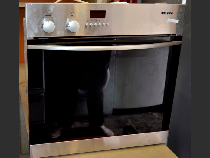 MIELE CLASSIC STAINLESS STEEL FRONT UNDER COUNTER OVEN [Switches on, untested further, no trays]