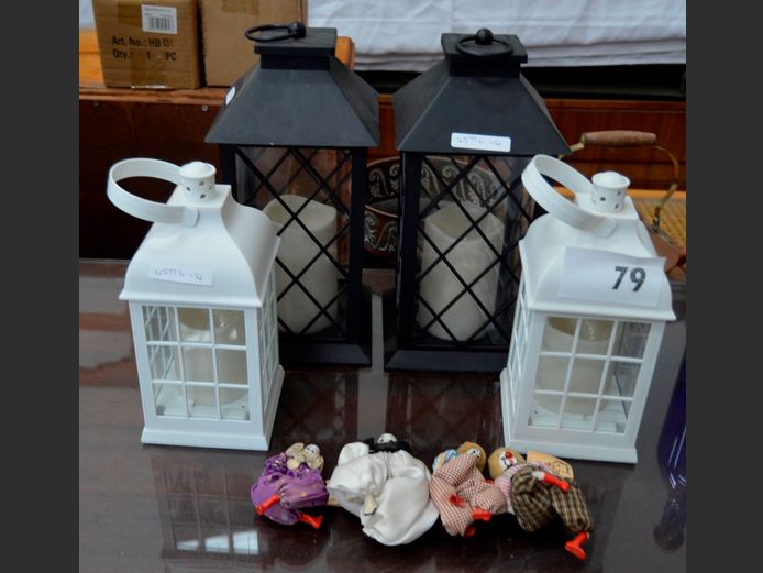 LOT: 2 x PAIRS HURRICANE LANTERNS & MINIATURE CLOWNS