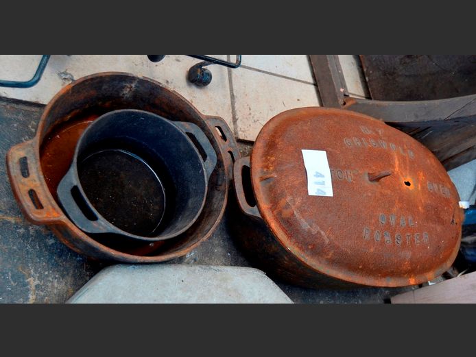 NO. 7 GRISWOLD CAST IRON DOUBLE ROASTER & 2 x FLAT BOTTOMED POTS [Rusty, handle broken]