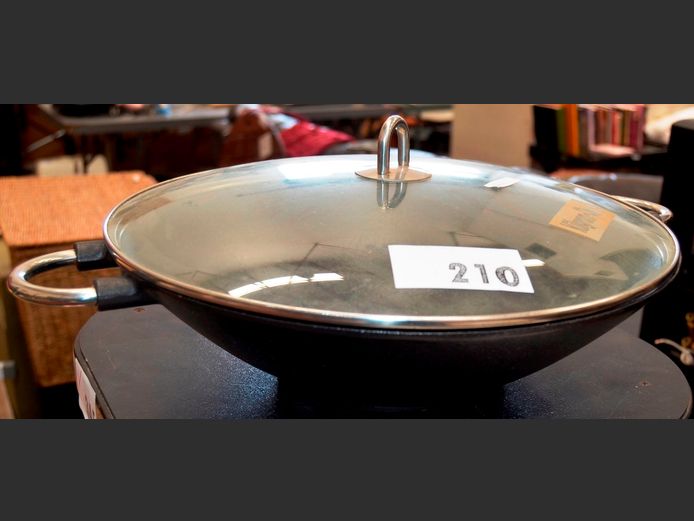 KILGRAM-CHASE CAST IRON NON-STICK STOVE TOP WOK WITH LID, 37cm Diameter