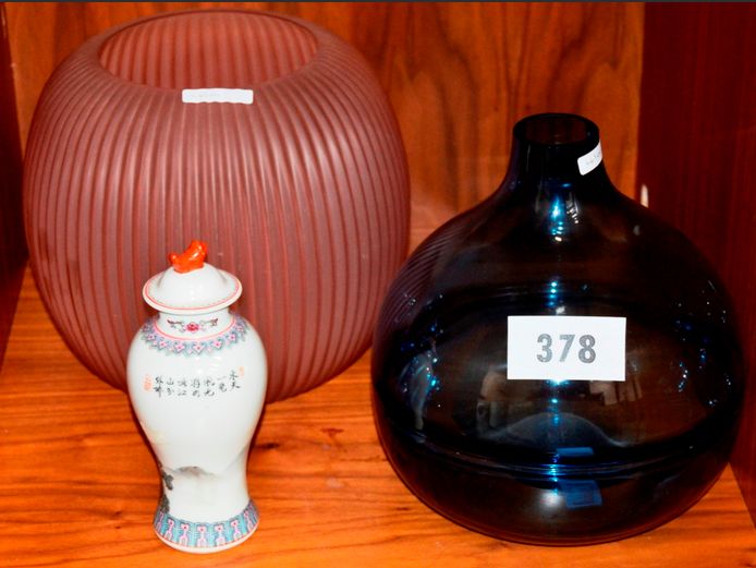 SMALL CHINESE URN WITH LID, 21cm High, & 2 x GLASS VASES, Both 25cm High