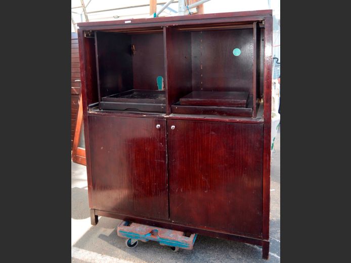 MAHOGANY FINISH 4-DOOR ENTERTAINMENT UNIT, 140 x 65 x 164cm [2 Doors damaged]