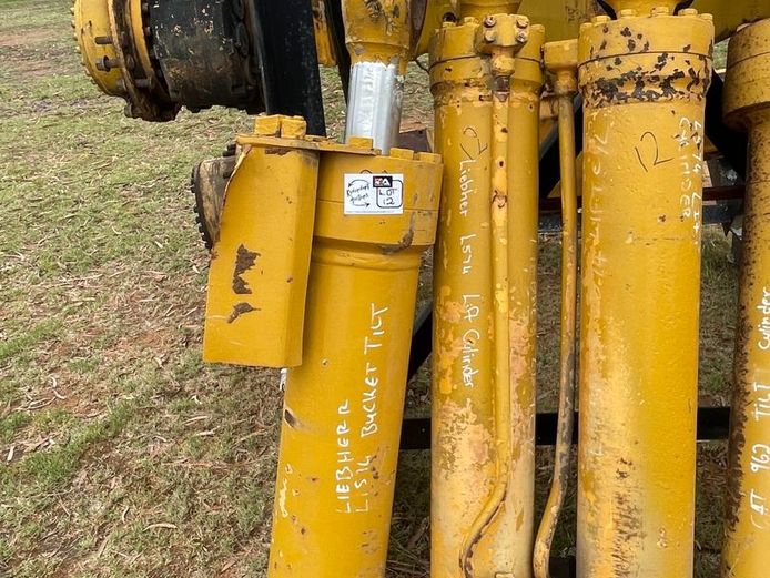 Liebherr L574 lift cylinders x 3