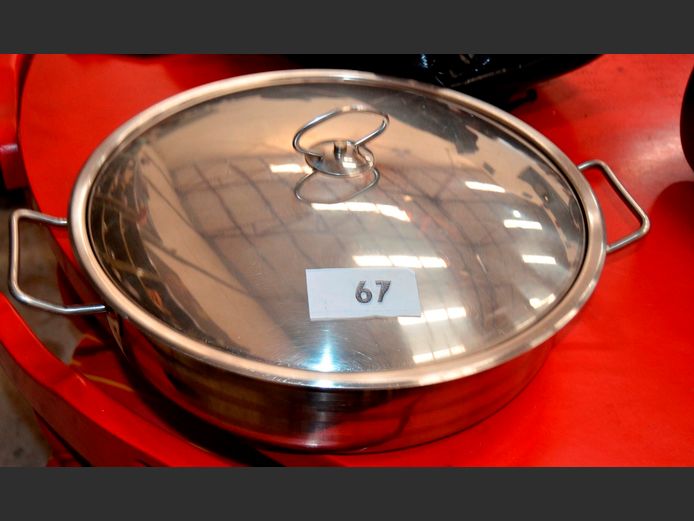 TABLE PRIDE LARGE STAINLESS STEEL DEEP DISH PAN WITH LID, 39.5cm Diameter