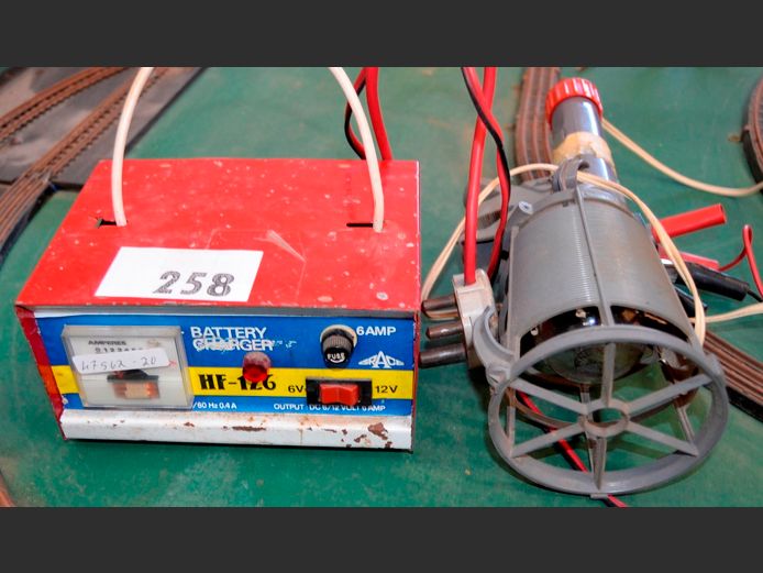 12V BATTERY CHARGER & LEAD LIGHT [Switches on]