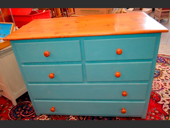 DUCK EGG BLUE PAINTED & OREGON PINE 4-OVER-2 CHEST OF DRAWERS, 129 x 68 x 95cm [1 knob needed]