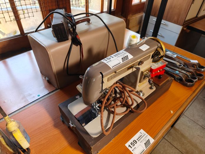 SEWING MACHINE (WORKING)