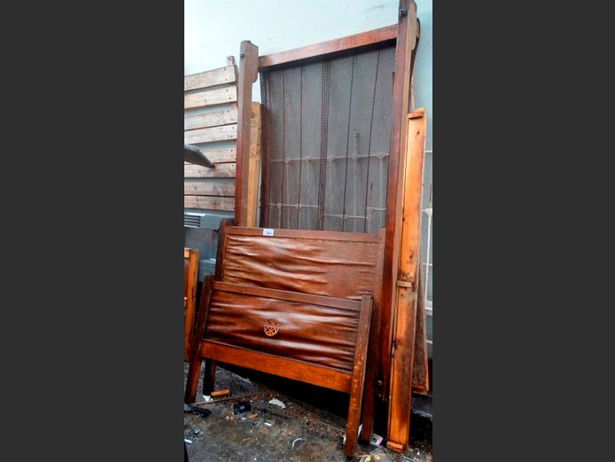 VINTAGE OAK SINGLE DIVAN [Damaged]