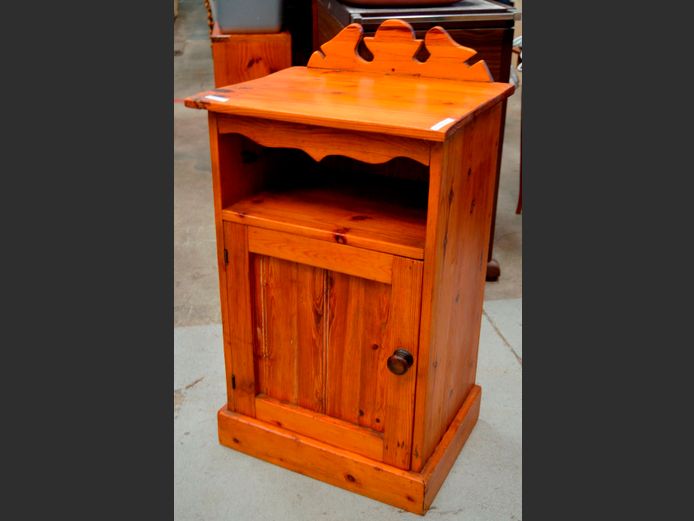 OREGON PINE SINGLE DOOR BEDSIDE PEDESTAL, 43 x 33 x 72cm