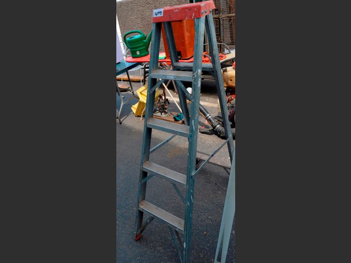 ALUMINIUM 4-STEP LADDER