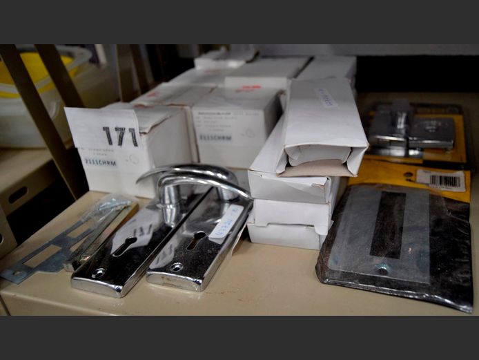 LOT: STAINLESS STEEL HINGES, CHROME BATHROOM BUTLERS, etc