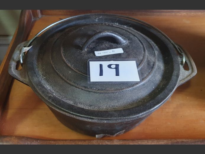 BUSH BABY CAST IRON FLAT BOTTOM POTJIE POT, 26cm Diameter x 10cm High