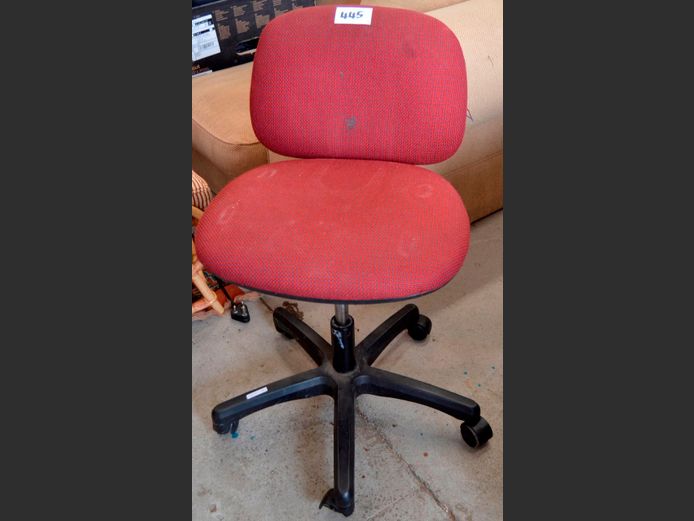 SWIVEL TYPIST'S CHAIR [Needs a clean, 1 wheel needed]