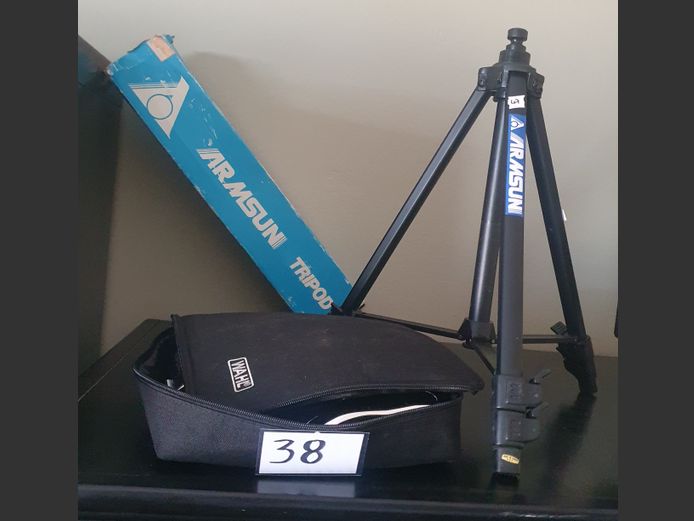 LOT: WAHL HAIRCLIPPER SET IN BAG & A CAMERA TRIPOD