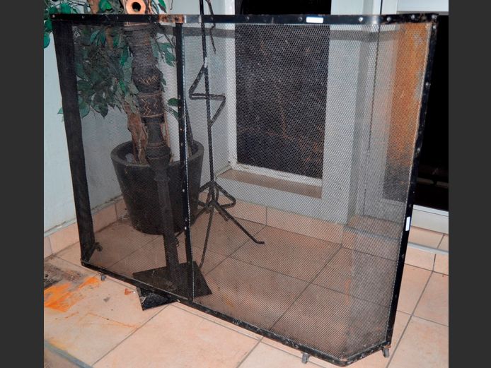 LARGE BLACK METAL FIRE SCREEN ON CASTORS, 137 x 116 x 83cm