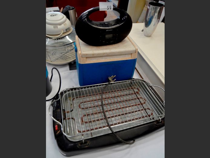 SMALL COLEMAN COOLER BOX, PORTABLE RADIO & AN INDOOR BRAAI [Switches on, untested further]