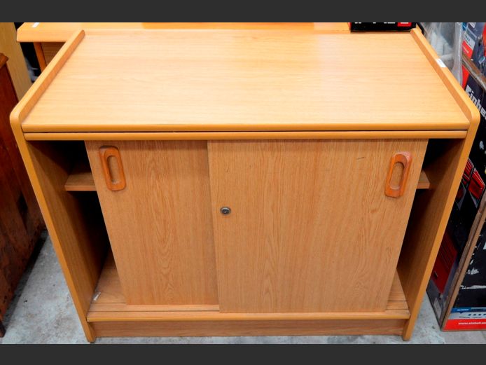 OAK FOIL SLIDING DOOR CREDENZA, 92 x 47 x 76cm