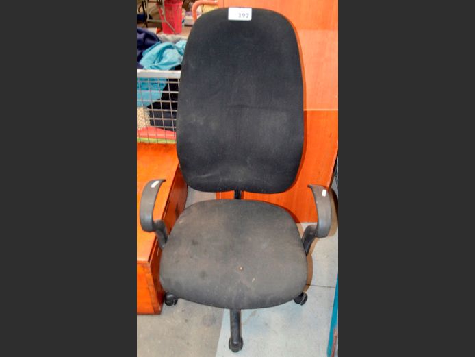 BLACK SWIVEL OFFICE CHAIR [Hole to upholstery, needs a clean]
