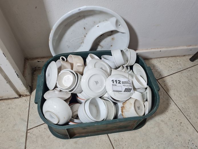 LOT CUPS AND SAUCE BOWLS